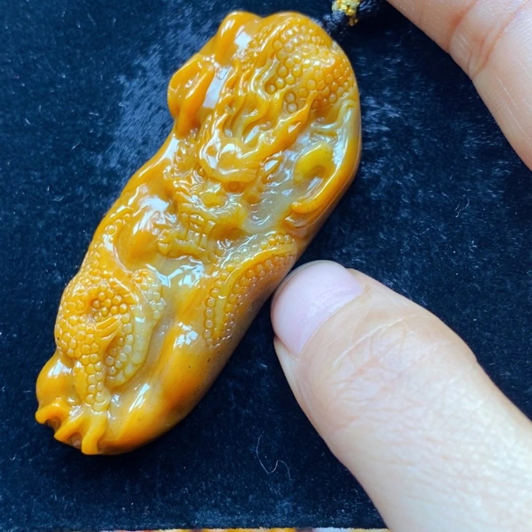 未镶嵌石英质玉（黄龙玉）颈饰