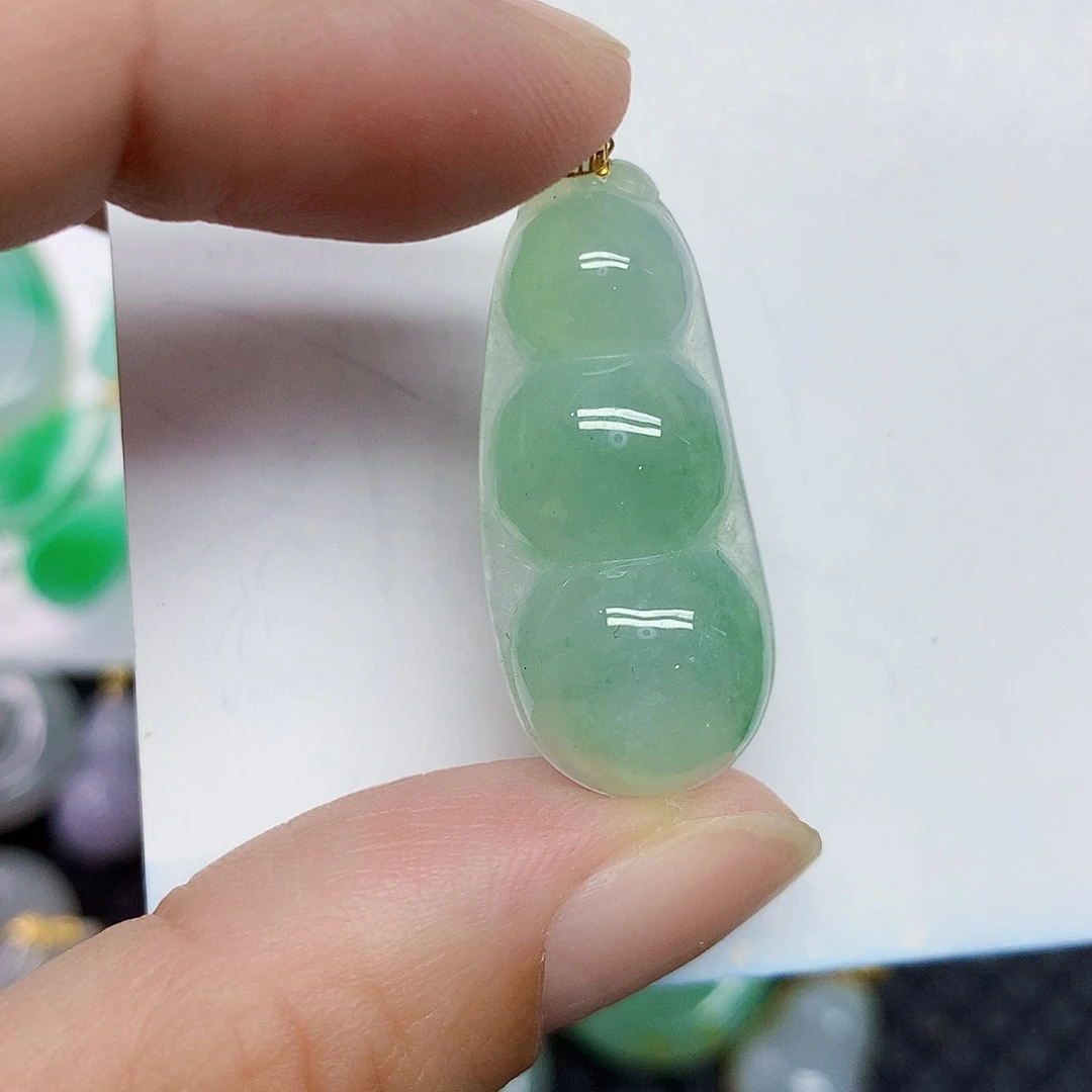 颈饰18K金镶嵌翡翠豆子