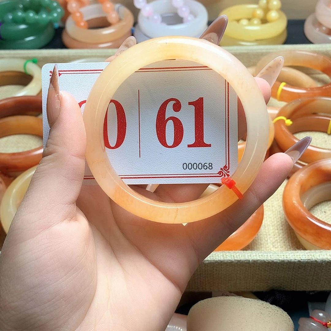 未镶嵌石英质玉（黄龙玉）手镯