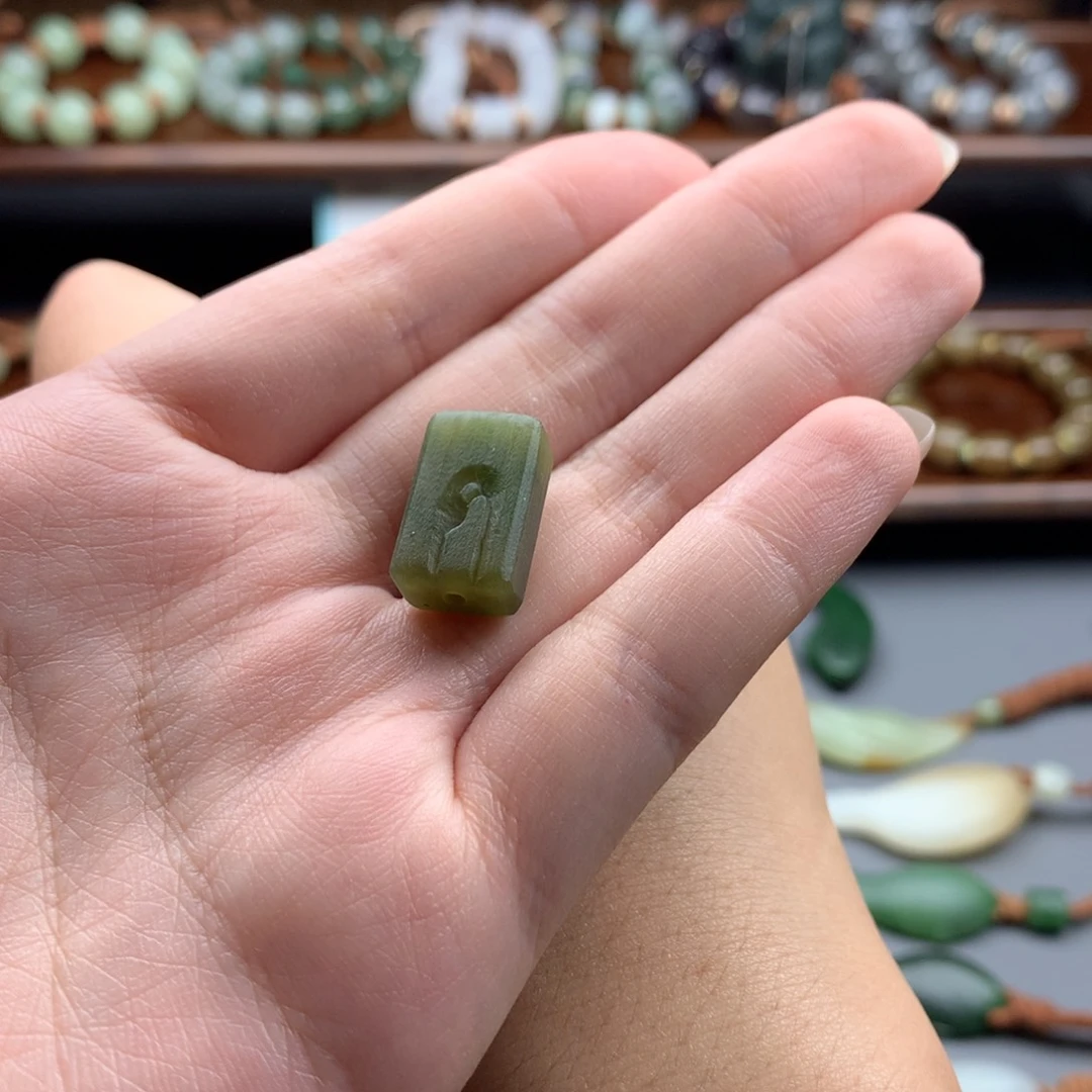 颈饰未镶嵌和田玉小**画