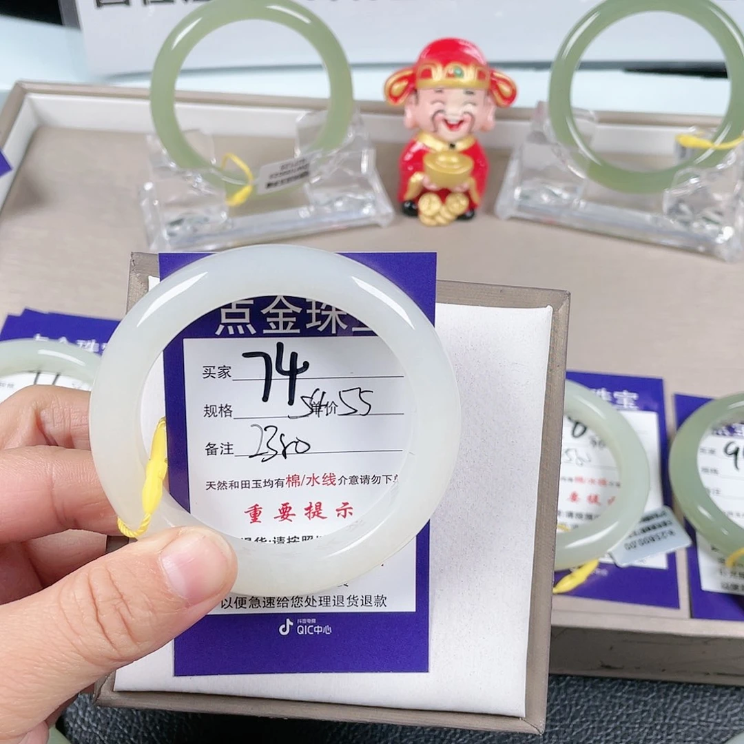 和田玉手镯未镶嵌