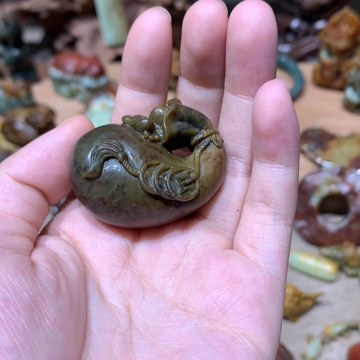 未镶嵌岫岩河磨玉（透闪石质玉）挂件