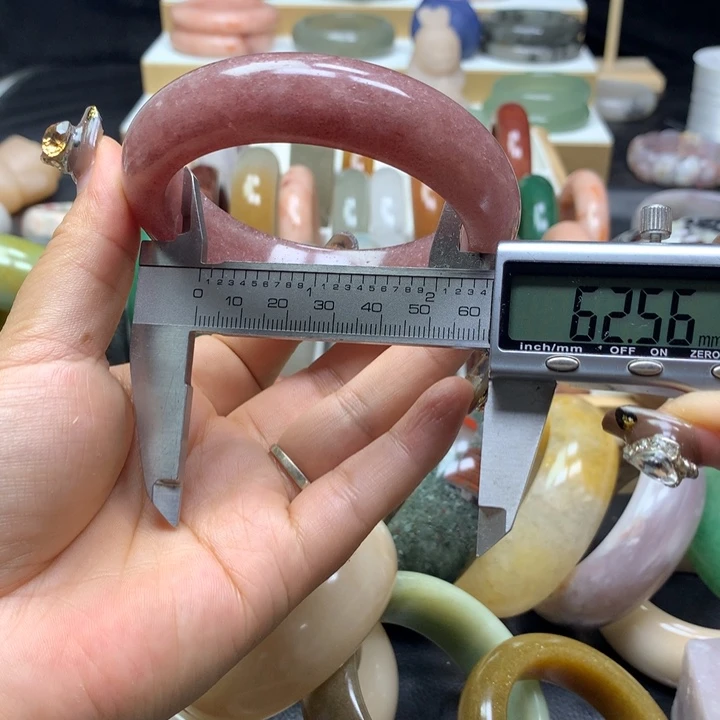 未镶嵌手镯石英质玉