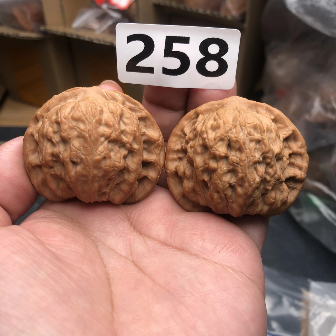 47尺金公子白茬文玩核桃特大精品