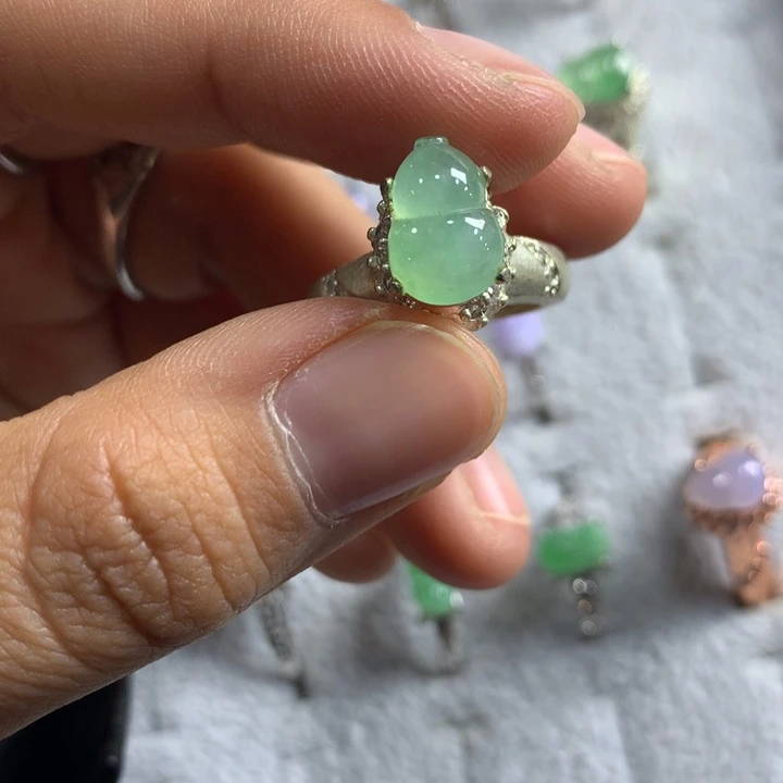 翡翠未镶嵌戒指铜托，卖裸石，需要二次镶嵌