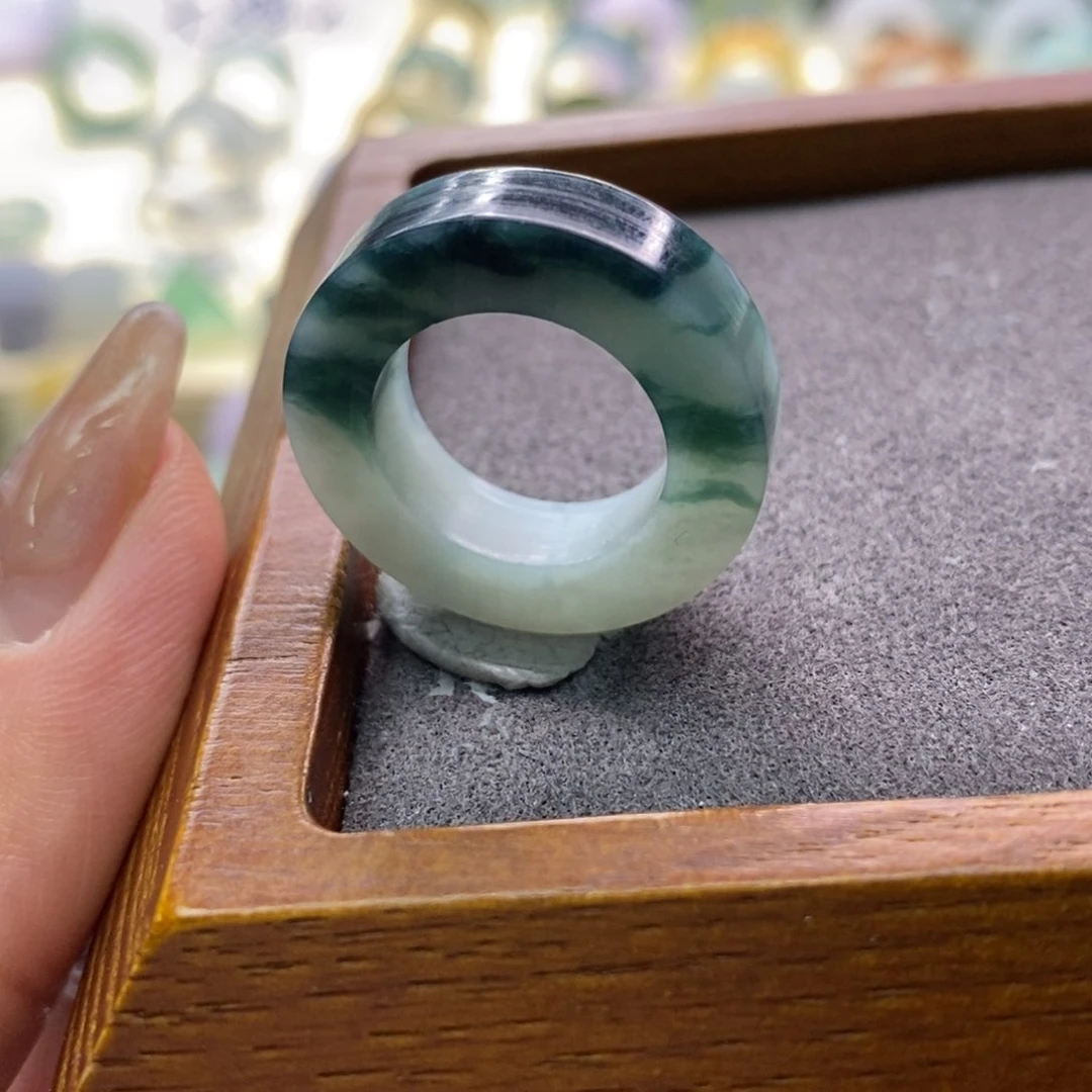 定制翡翠未镶嵌翡翠有纹裂