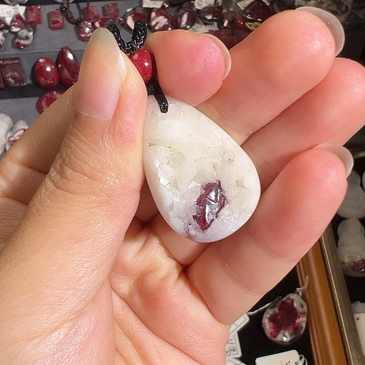 天然辰砂晶体聚宝盆1