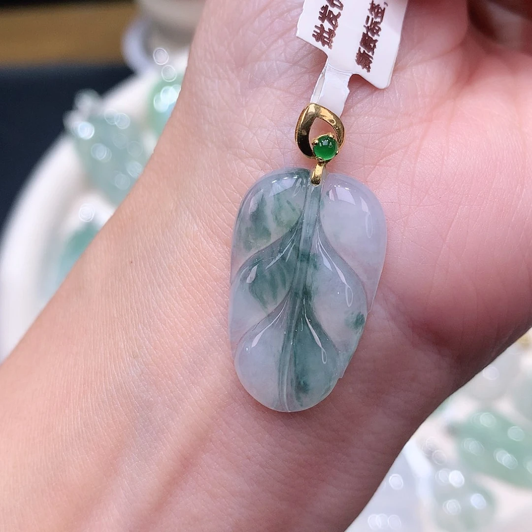 颈饰18K金镶嵌翡翠白冰飘花叶子