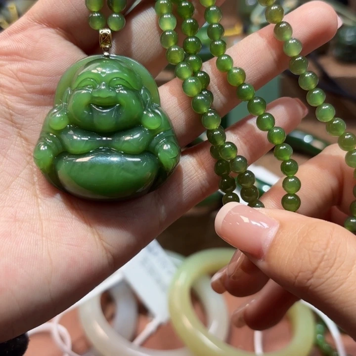 颈饰18K金镶嵌和田玉（碧玉）