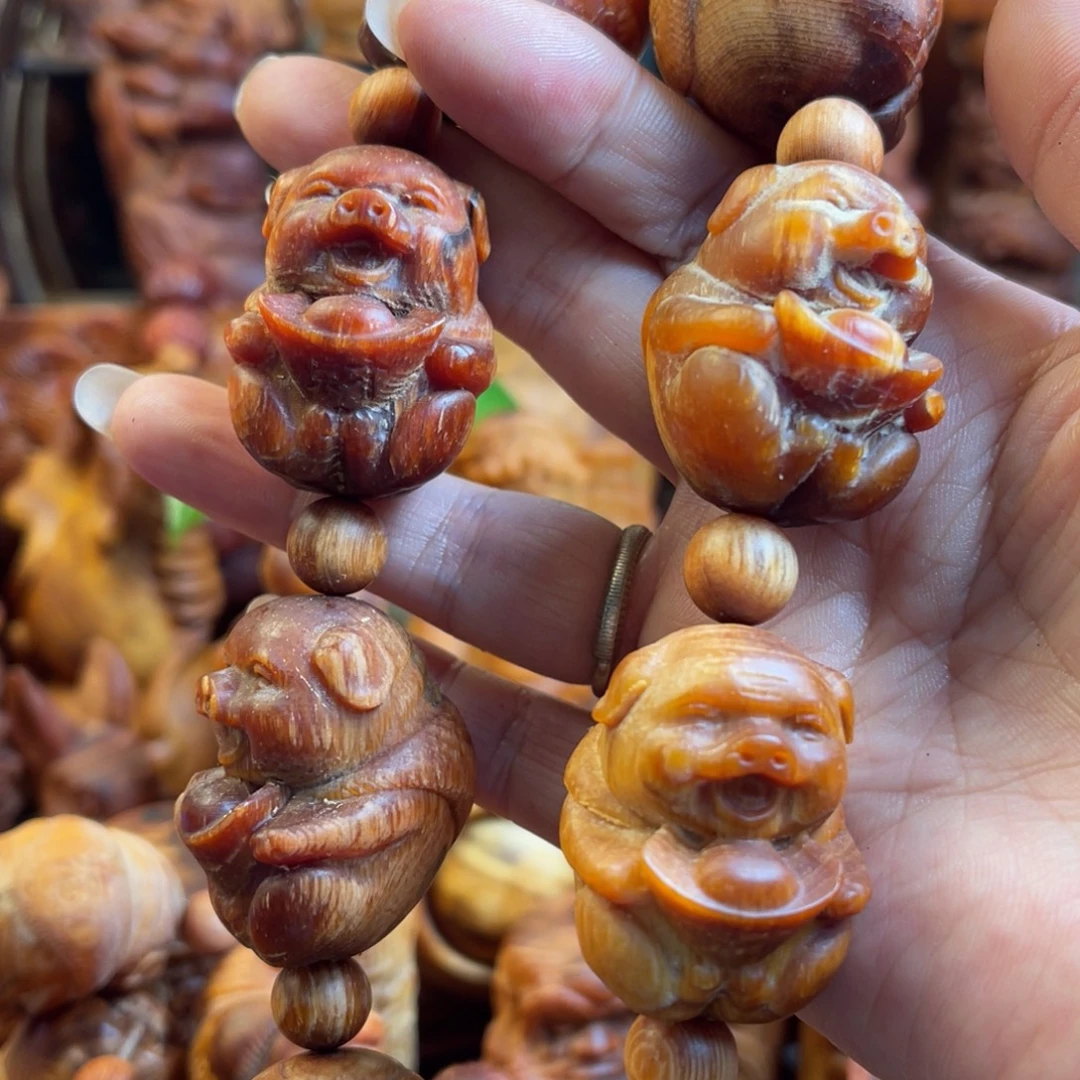 其他松木（琥珀木）瑕小猪手持