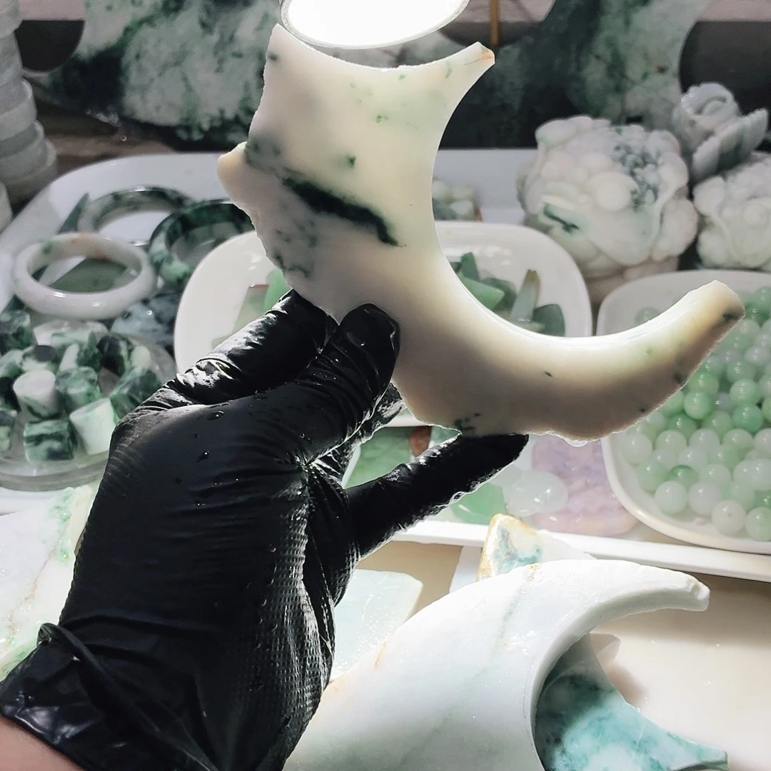 翡翠未镶嵌颈饰边角料