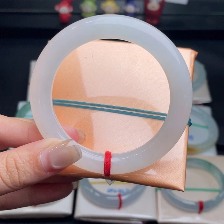 翡翠手镯未镶嵌翡翠手镯