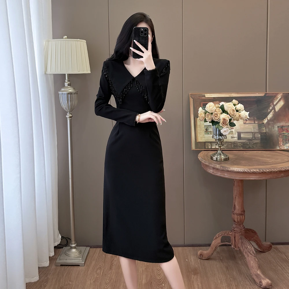 赫本风小黑裙2025秋新款名媛气质大码法式翻领钉珠流苏显瘦连衣裙