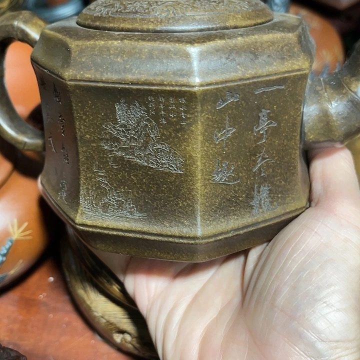 紫砂茶壶原矿泥料手工制作的一把紫砂壶。