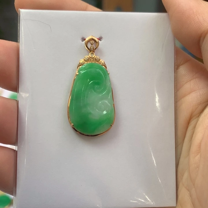 翡翠颈饰18K金镶嵌翡翠吊坠