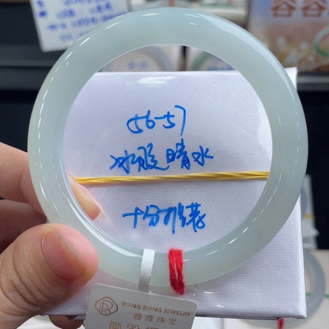 翡翠手镯未镶嵌翡翠手镯