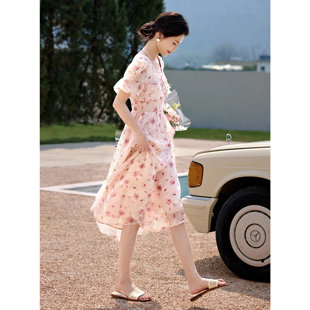 XWI/欣未2025夏款度假风优雅温柔飘逸印花方领收腰显瘦连衣裙A053