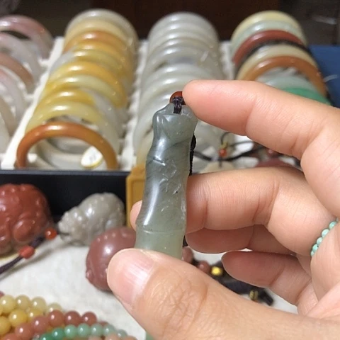 石英质玉未镶嵌颈饰