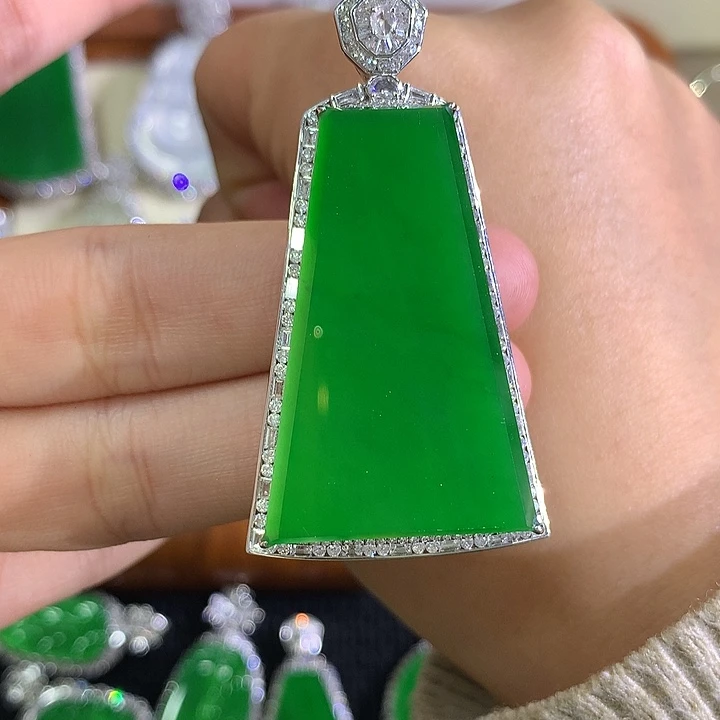 翡翠18K金镶嵌颈饰无事