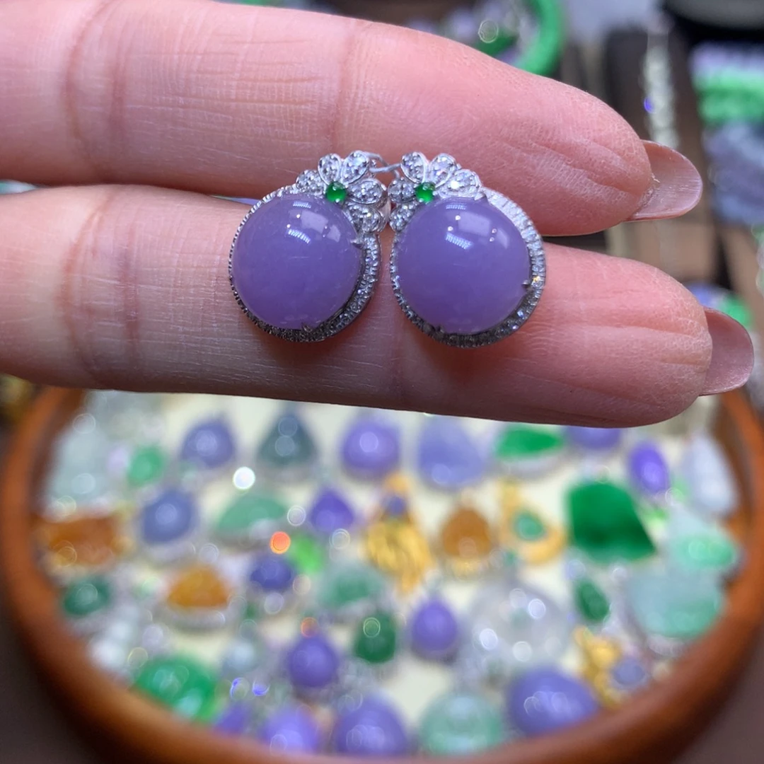 袁***尼翡翠18K金镶嵌颈饰