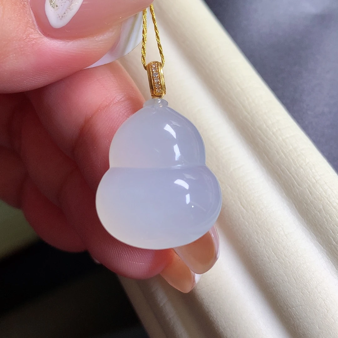 翡翠18K金镶嵌颈饰葫芦