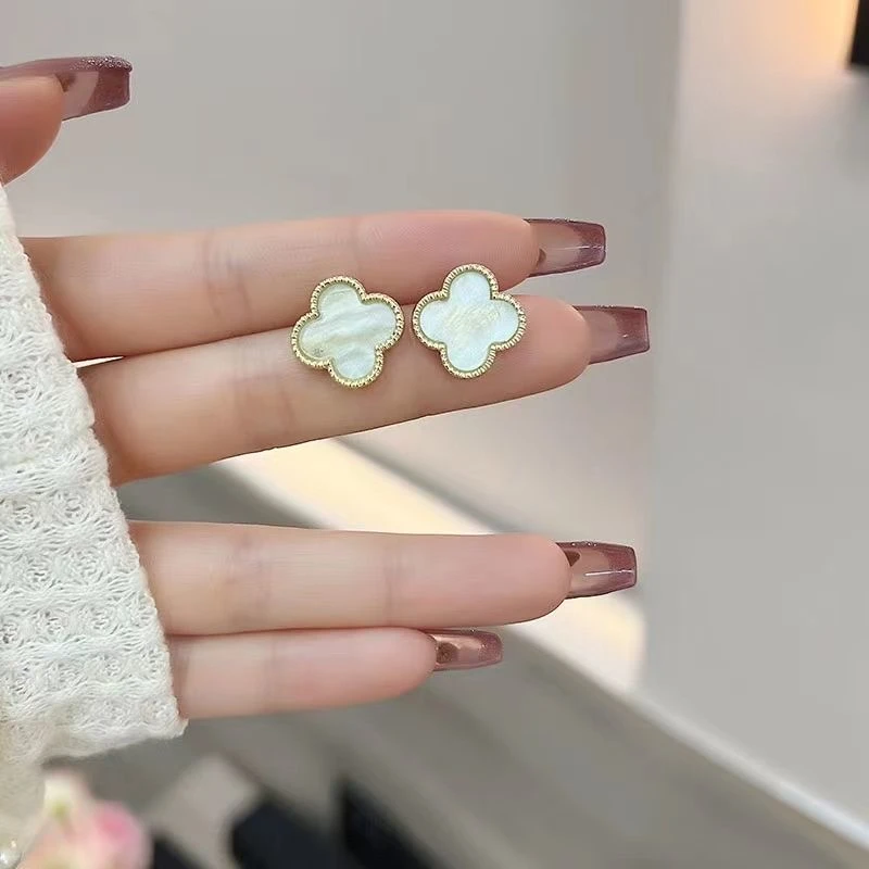 白色ins四叶花朵耳钉优雅精致温柔时尚简约小众高级感耳环女气质