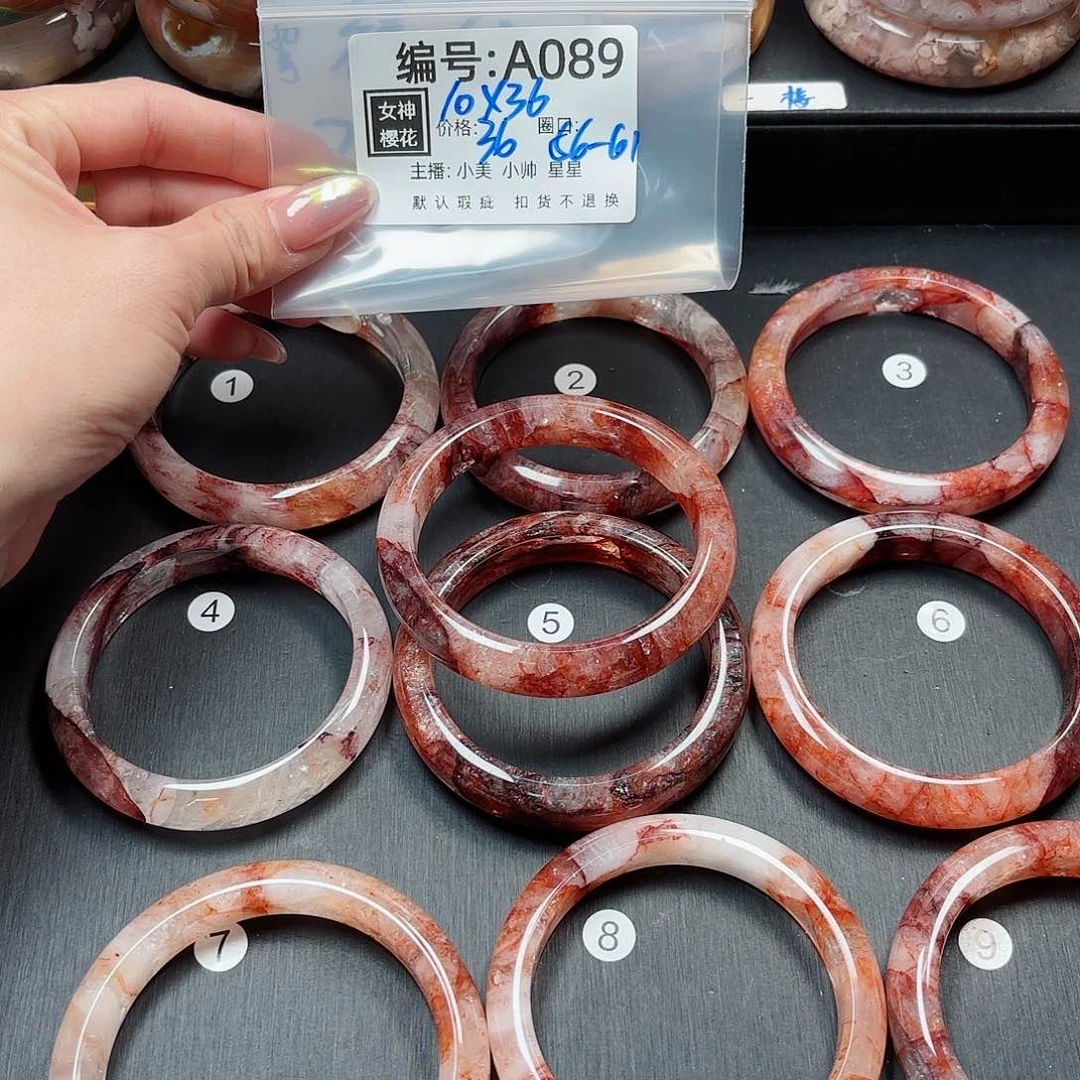 石英质玉手镯合金是**呀