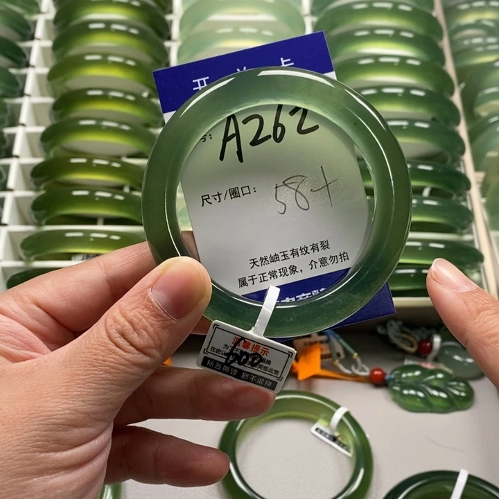 爱***由蛇纹石玉未镶嵌手镯