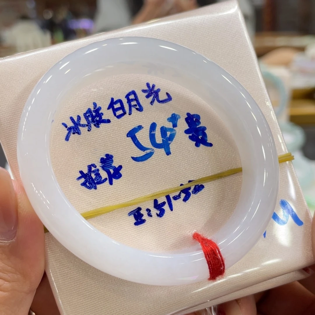 翡翠手镯未镶嵌翡翠手镯