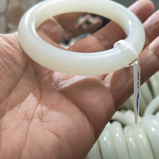 灯***火和田玉未镶嵌手镯