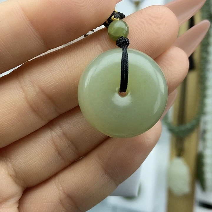 豆***手和田玉未镶嵌颈饰