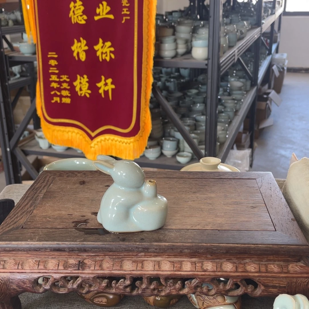 瓷片天青捣药兔香插