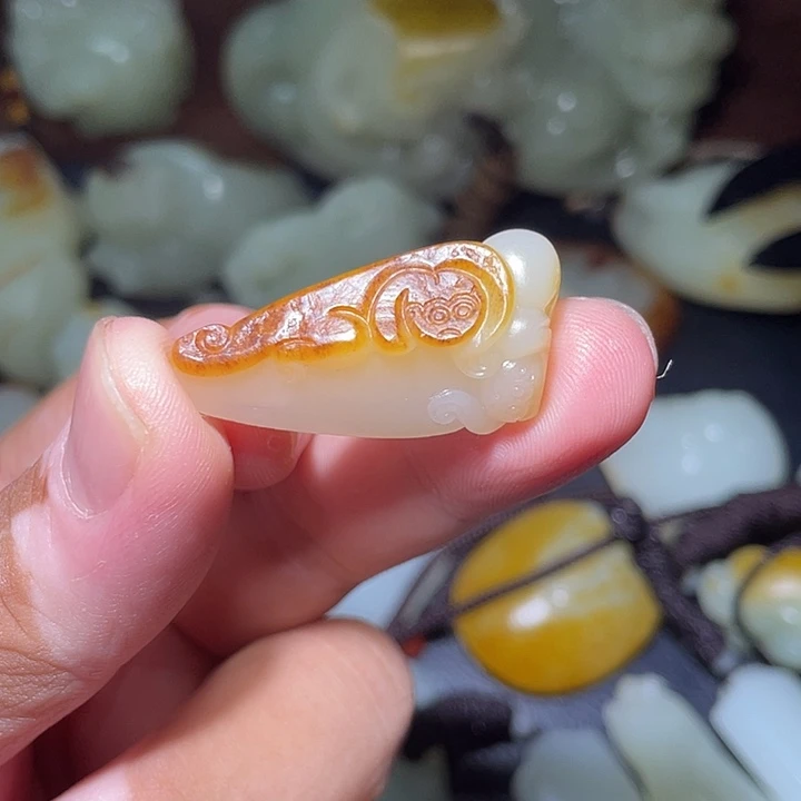 九***五和田玉未镶嵌颈饰
