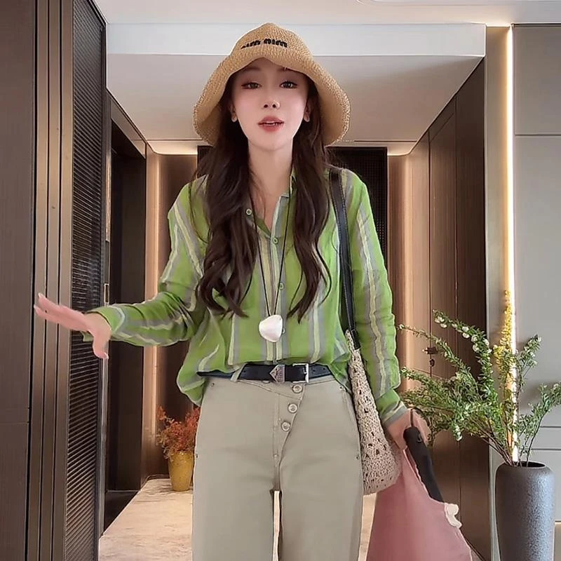 洋气减龄设计感绿色竖条纹衬衣女款春季时髦别致衬衣休闲显瘦上衣