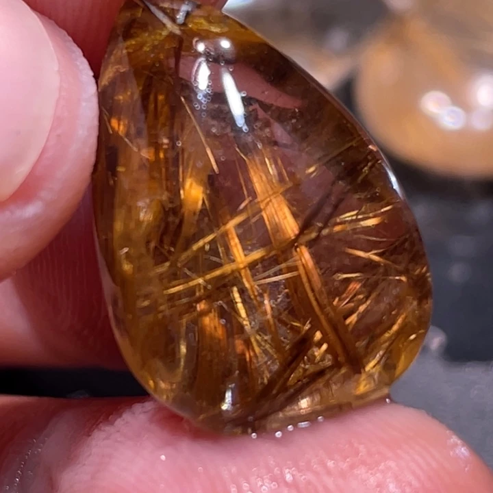 谢***吉颈饰未镶嵌发晶钛晶