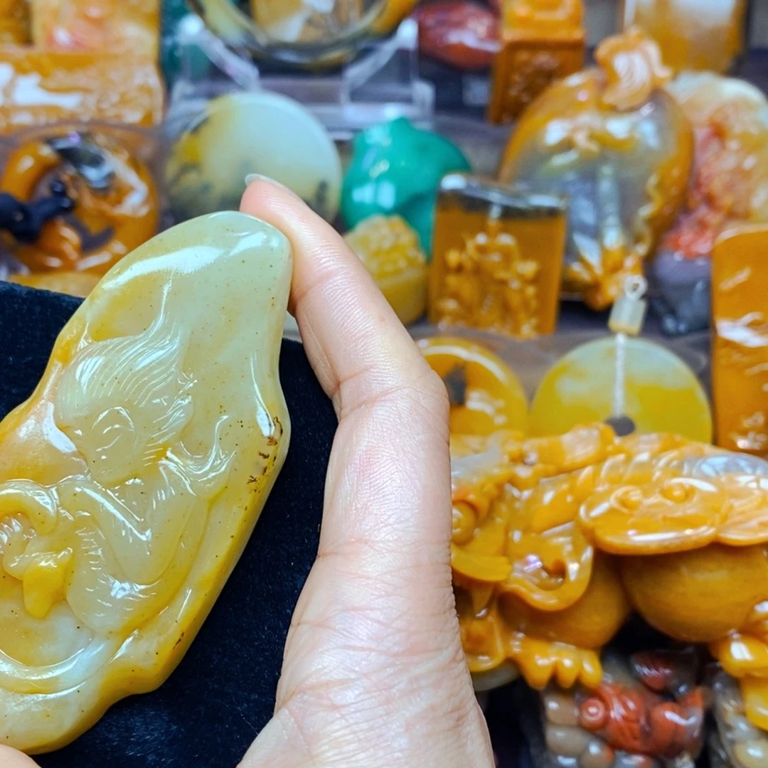 未镶嵌石英质玉（黄龙玉）颈饰