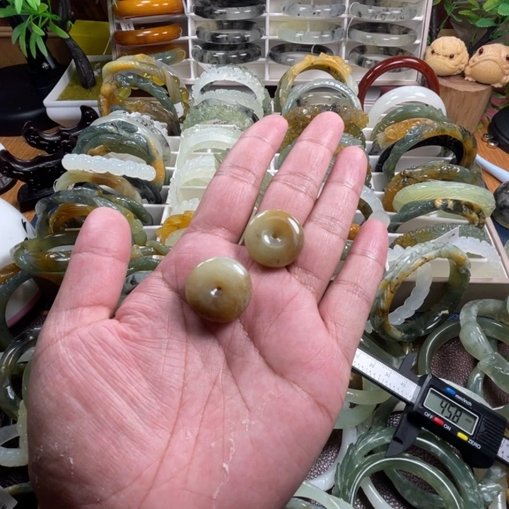 未镶嵌蛇纹石玉颈饰