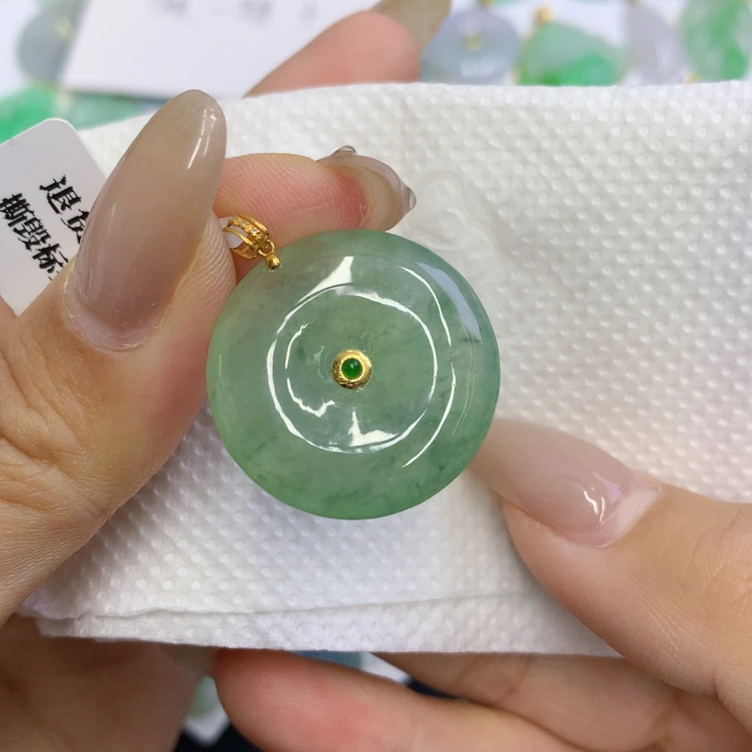 翡翠18K金镶嵌颈饰平安扣