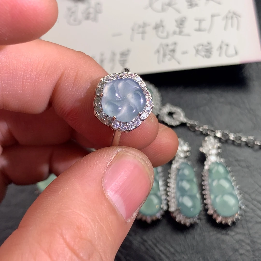 翡翠颈饰未镶嵌花戒指