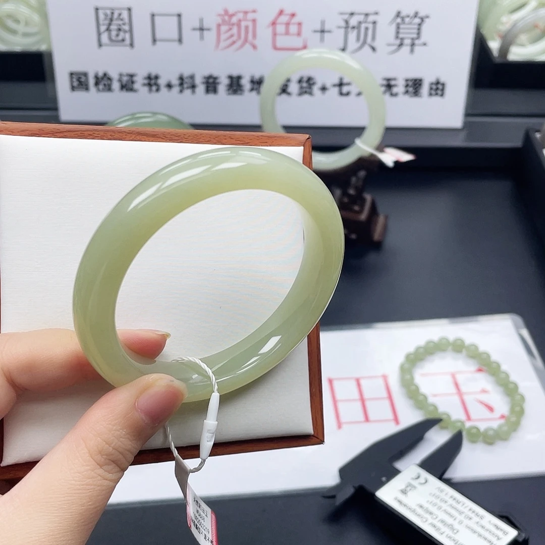 和田玉未镶嵌手镯