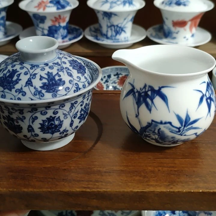 李*成景德镇手绘缠枝莲盖碗