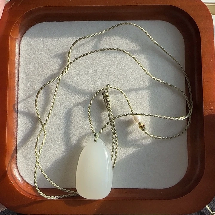 ^***运和田玉未镶嵌颈饰荧光料