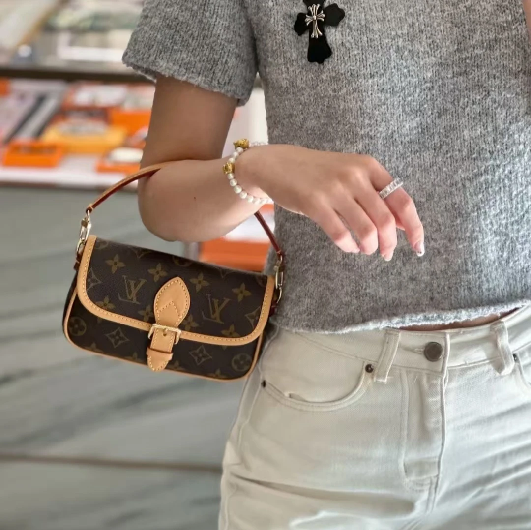 99新 LV LouisVuitton/路易威登老花法棍nano单肩斜挎包达