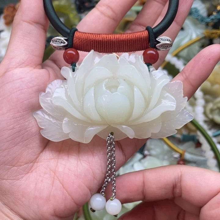 蛇纹石玉吊坠合金
