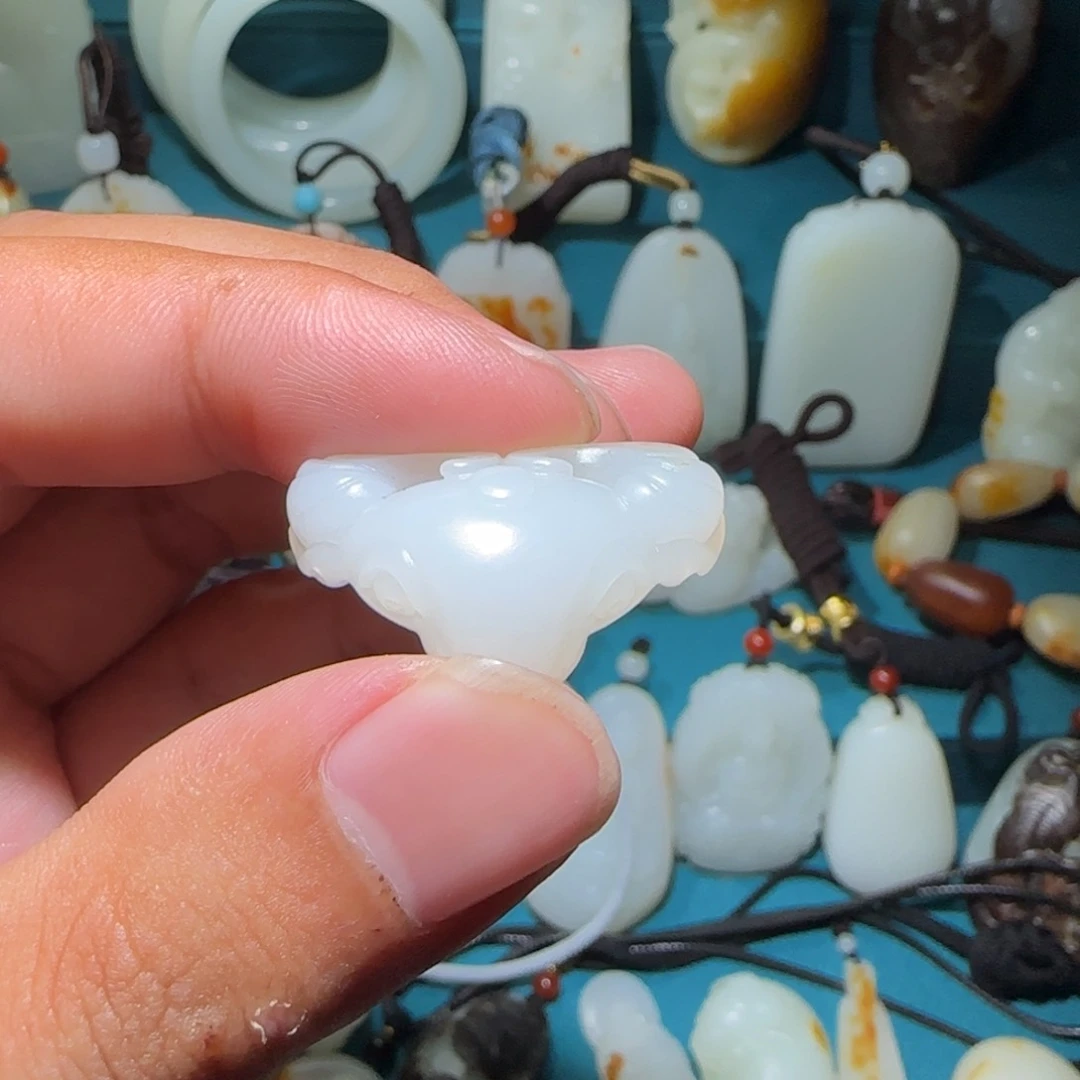 和田玉挂件未镶嵌钱***?