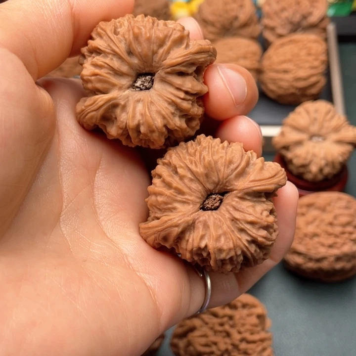 文玩核桃吊坠舒**?41尺拉丝酒杯凹底847