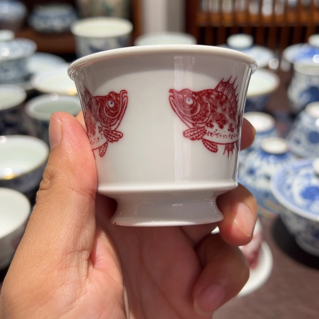 微瑕精品青花釉里红三面鳜鱼马蹄杯口径约7厘米