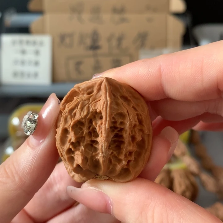 阿***杰吊坠文玩核桃异形单只，有瑕疵