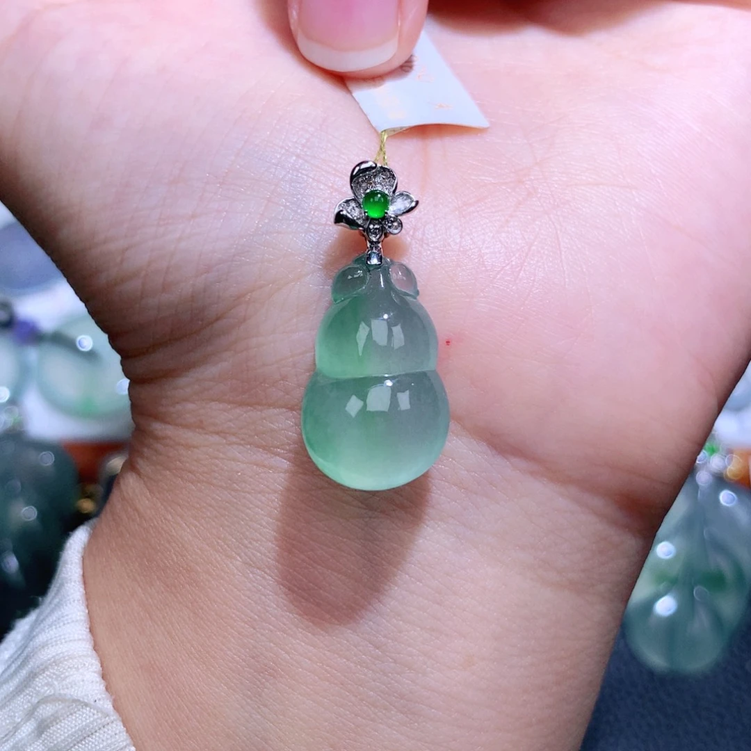 颈饰18K金镶嵌翡翠葫芦