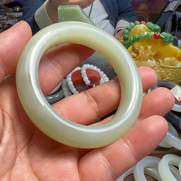 和田玉未镶嵌手镯雕如意